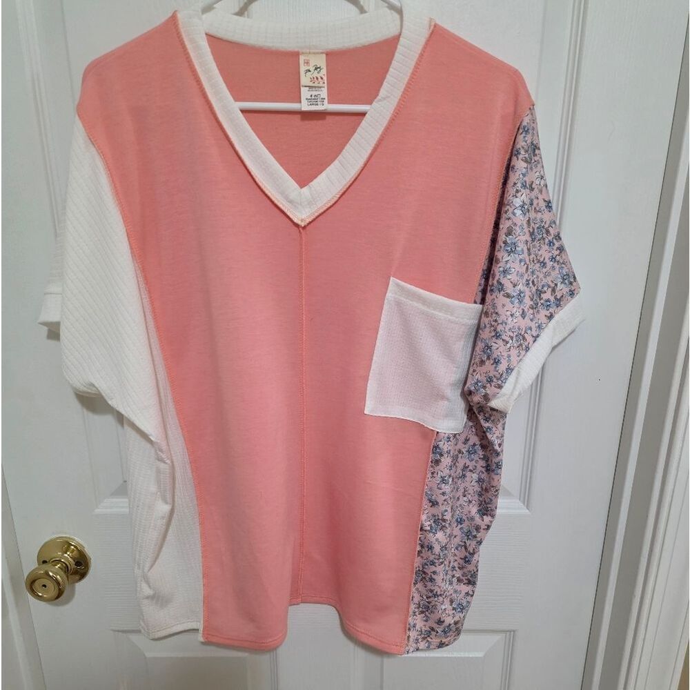 7th Ray Peach and White V-Neck Top NEW Size LG